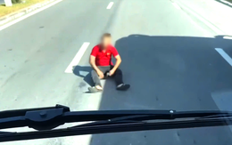 Xác minh clip phụ xe khách ngồi giữa đường chặn xe ở Đà Nẵng