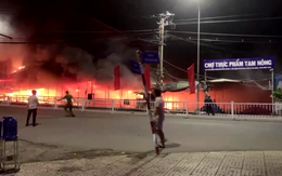 Cháy lớn chợ thực phẩm Tam Nông, Đồng Tháp trong đêm