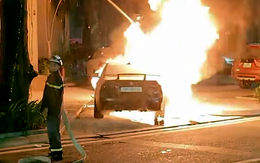 Xe BMW bốc cháy ngùn ngụt trên phố Hà Nội tối cuối tuần
