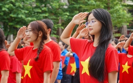 Hàng trăm nghìn thanh niên hát vang Quốc ca dưới cờ Tổ quốc