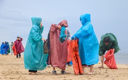 Hơn 500 người đội mưa chung tay làm sạch bãi biển Đà Nẵng