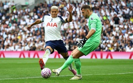 Thủ thành Burnley trở thành nạn nhân đầu tiên của luật mới Premier League