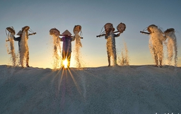 Vẻ đẹp bình dị trên cánh đồng muối Hòn Khói