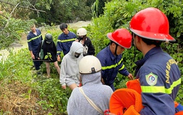 Giải cứu 4 nữ sinh đi dã ngoại trong rừng bị nước lũ cô lập