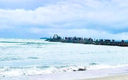 Hai nữ du khách thiệt mạng khi chèo sup tắm biển, bị sóng đánh lật