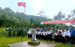 Bộ đội biên phòng Đà Nẵng làm lễ đỡ đầu học sinh nghèo người Lào trên cột mốc biên giới