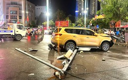 Xe hơi biển số TP.HCM lao lên vỉa hè, tông gãy trụ camera giao thông tại Nha Trang