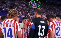 HLV Atletico Madrid tự ‘khóa miệng’ khi micro truyền hình đến gần
