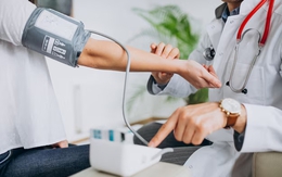 Bác sĩ nước ngoài được hành nghề mà không cần chứng chỉ y khoa của Mỹ?