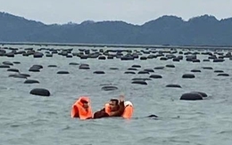 Lật thuyền chở 17 người, 2 người chết