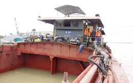 Bắt 2 tàu sắt nghi khai thác, vận chuyển 350m³ cát trái phép