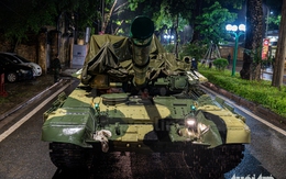 Xe tăng, xe thiết giáp 'hành quân' trong đêm mưa về trụ sở Bộ Quốc phòng