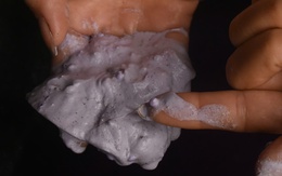 Phân bón cả tháng không tan, gần cả tháng lấy mẫu vẫn chưa có kết quả