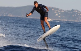 Tổng thống Macron lướt sóng, báo Pháp xuýt xoa ‘đẹp trai’