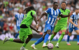 Hậu vệ Fulham bị cà khịa vì quần thi đấu… tụt hoài