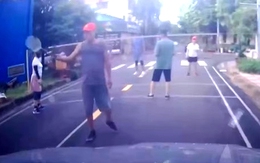 Lập biên bản những người giăng lưới đánh cầu lông giữa đường ở khu dân cư