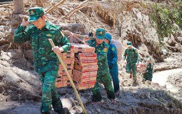Bộ đội, công an, thanh niên cõng mì gói, nước sạch... cứu trợ bà con bị mưa lũ cô lập