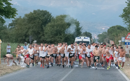 Cuộc chạy đua kỳ lạ tái hiện lịch sử gần 600 năm ở Ý