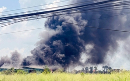 Xưởng mút xốp ở Đồng Nai bùng cháy dữ dội, cột khói bốc cao trăm mét