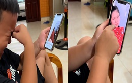 Con trai cười như được mùa khi xem lại ảnh hồi mẹ đi đẻ mình