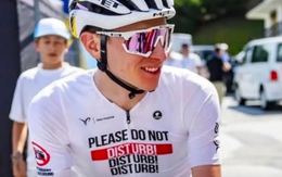 Tadej Pogacar xuất hiện với trang phục lạ mắt ở cuộc đua xe đạp nữ