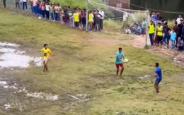Màn câu giờ đi vào lòng đất ở giải bóng đá làng