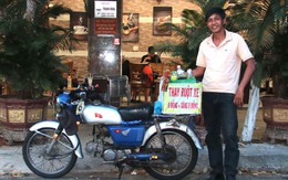 Người đàn ông thay ruột xe và tặng xăng cho người đi đường