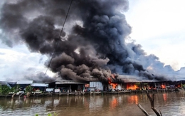 Cháy chợ ở Cà Mau thiệt hại hàng chục căn nhà