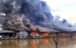 Nghi án giận vợ đốt nhà, thiêu rụi 56 ki ốt ở Cà Mau