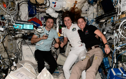 Sự thật về hình ảnh người đàn ông uống cà phê trong video phát trực tiếp từ trạm ISS