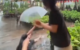 Chàng trai ngã dập mông khi quay video sống ảo dưới mưa