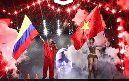 J Balvin cùng tlinh cầm cờ Việt Nam và cờ Colombia, khoảnh khắc cảm động nhất ở 8Wonder