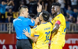 Không có VAR, trọng tài FIFA cũng sai?