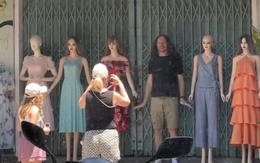 Anh Tây lấy tóc ma nơ canh tạo dáng chụp hình đáng yêu