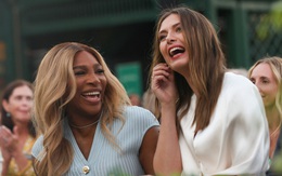 'Khoảnh khắc thế kỷ': Serena giới thiệu Sharapova vào Đại sảnh Danh vọng quần vợt