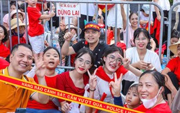 Người dân đến sớm, đội nắng xuyên trưa, 'giữ chỗ' chờ xem hợp luyện diễu binh, diễu hành