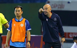 Trợ lý ông Polking trốn vào phòng thay đồ, trọng tài dừng trận đấu trên sân Bình Dương