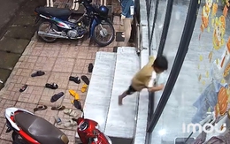 Ngã lộn xuống vỉa hè vì tông vào cửa kính cường lực