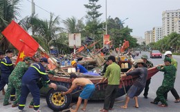 Công an, bộ đội giúp ngư dân Sầm Sơn đưa thuyền lên đường tránh bão số 5