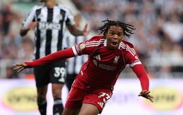 Tiết lộ gây sốc về cầu thủ 16 tuổi Liverpool 'bắn hạ' Newcastle