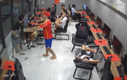 Cả tiệm net nín thở khi thanh niên áo đỏ lặng lẽ bước ra ngoài