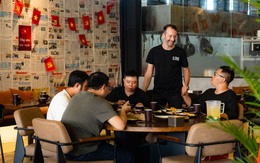 Nhà hàng của người Pháp treo cờ đỏ sao vàng đón Quốc khánh Việt Nam