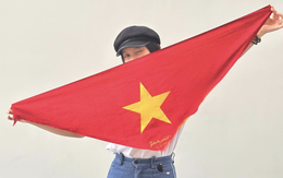 Một phụ kiện thời trang bất ngờ 'sốt hàng' trước thềm Quốc khánh 2-9