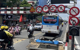 Xe khách mắc kẹt trên cầu vượt do tông vào thanh giới hạn, tài xế bị xử phạt