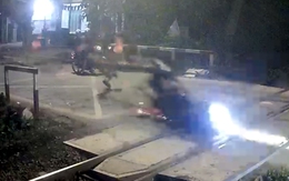 Lao xe máy vào gác chắn đã hạ, hai người được cứu ngay trước mũi tàu lửa