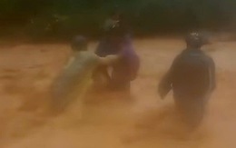 Cán bộ xã ở Nghệ An vượt suối cuồn cuộn đưa hơn 120 dân bản đến nơi an toàn