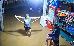 Ba thanh niên cười khoái chí khi mưa lũ rắn bơi vào quán nhậu