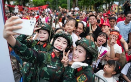 Bí quyết trang điểm 'vượt nắng, thắng mưa' hot rần rần của các chiến sĩ nữ A80