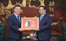 Thủ tướng ký tặng biển kỷ niệm sản xuất điện thoại thứ 2 tỉ Samsung Việt Nam