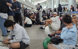 Hành khách ùn ứ tại Tân Sơn Nhất vì lỗi đường truyền khi làm thủ tục xuất cảnh